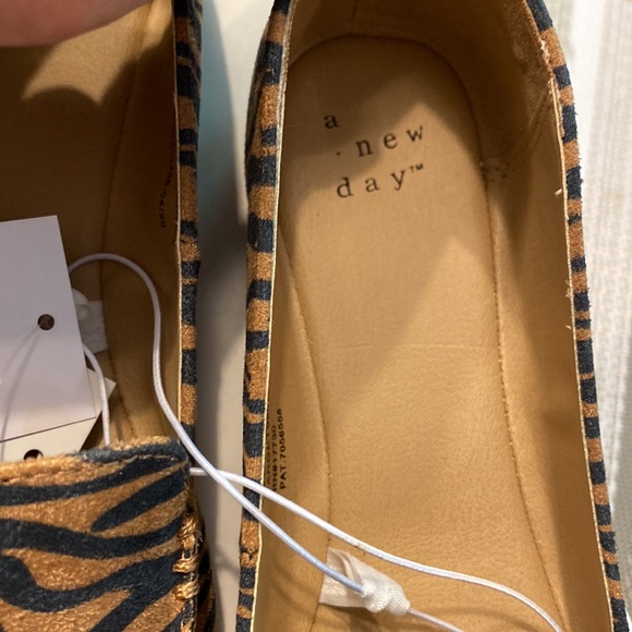 A new day - light brown/Micah tiger print flats with memory foam cushioning - Picture 4 of 10